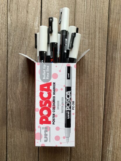 Les crayons blancs de la marque Posca